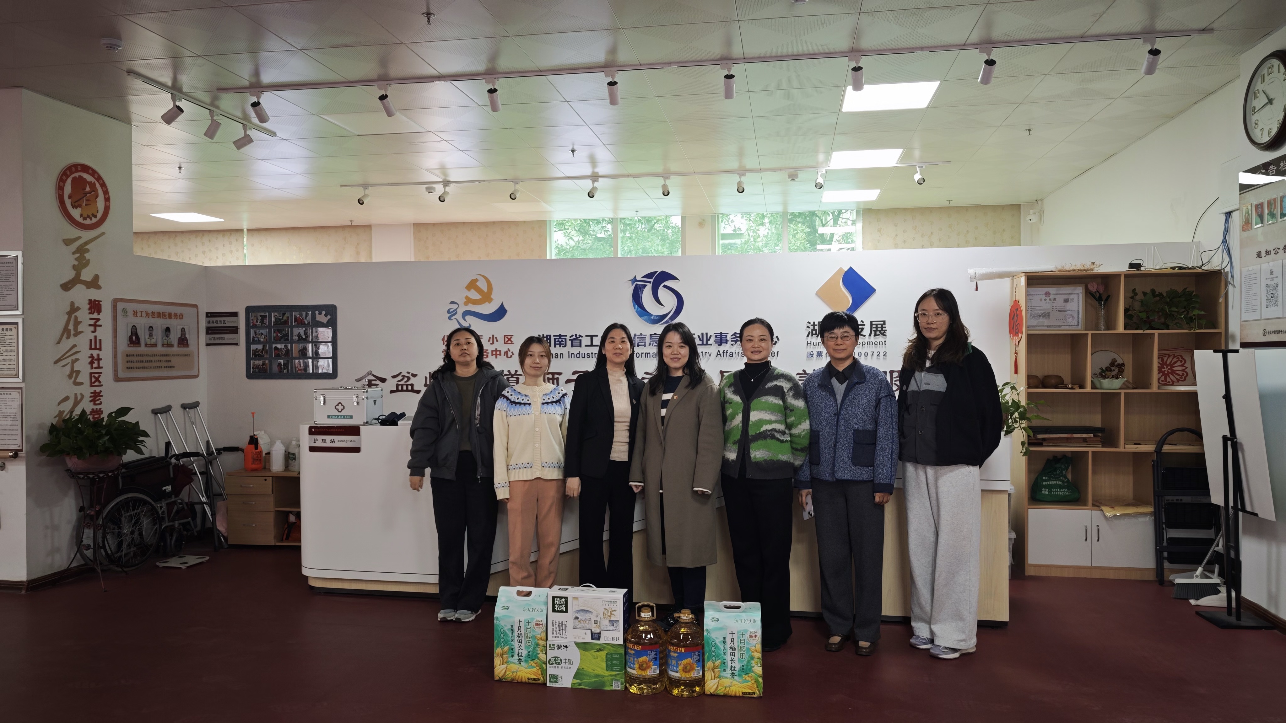 九游·会(J9)官方网站证券事务与资金财务党支部开展“关爱独居老人”志愿服务活动